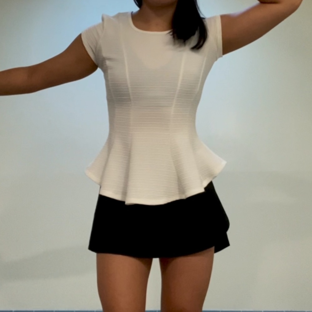 WHITE FLARED GOING OUT TOP